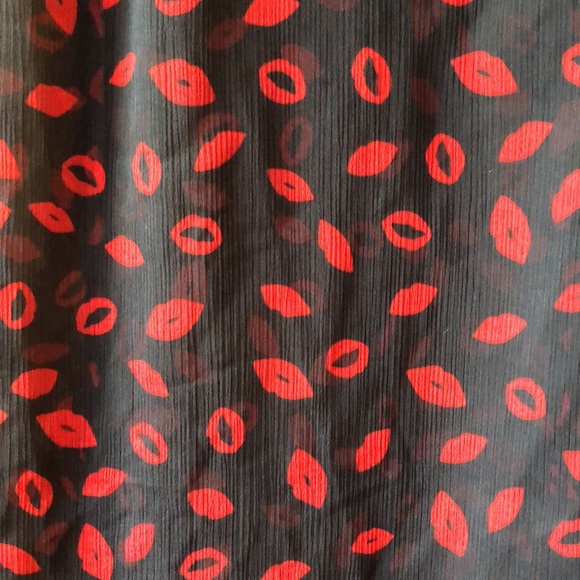 The Limited Red Lips V-neck Button Down Blouse S - Picture 3 of 5